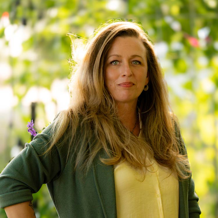 Nichole Phillips, AMFT, EMDR Trained